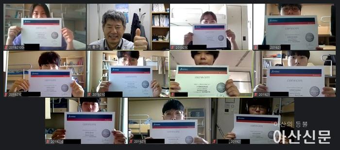 사진 1. CSWP 시험 합격자들이 온라인으로 합격증을 선보이고 있다.jpg