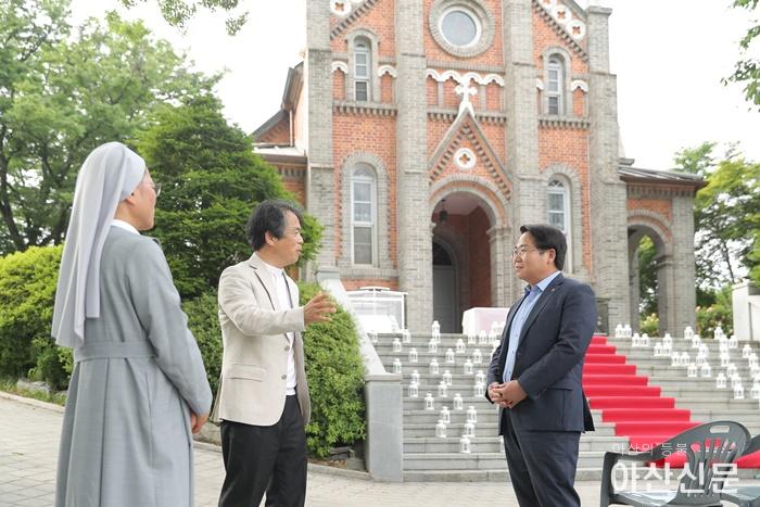 1. 오세현 아산시장, 성체와 성혈 대축일을 앞두고 공세리성당 방문-5858.jpg