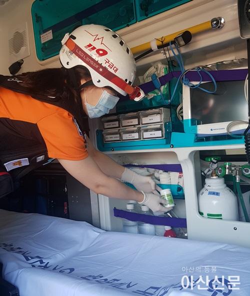 구급차의_폭염물품_정비중인_구급대원.jpg