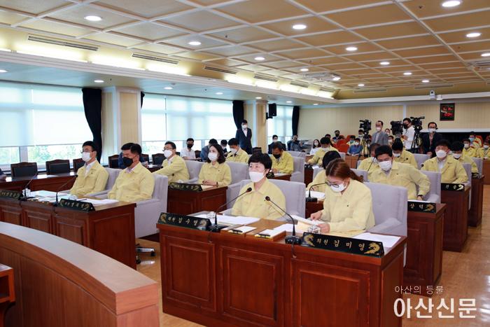아산시의회는 10일 오전 본회의장에서 제222회 아산시의회 제1차 정례회 제1차 본회의를 열고 21일간의 의사일정에 돌입했다 (2).JPG