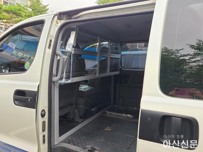 2-2. 아산시, 코로나19 신속검사를 위한 격벽차 운행.jpg