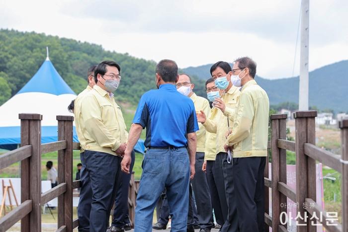 1-4. 수철2 소하천 정비사업으로 새롭게 조성된 교량에서 주민대표와 이야기하는 오세현 아산시장과 진영 행정안전부 장관-5982.jpg