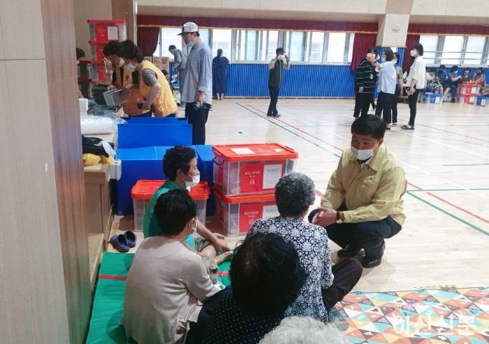 아산시의회 황재만 의장은 신리초등학교를 방문해 집중호우로 긴급 대피한 이재민들을 위로하고 격려했다 (2).jpg