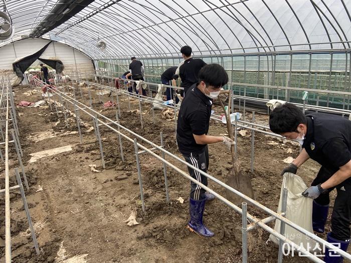 8.13. 충남아산FC, 아산시 수해복구작업에 구슬땀 흘려.jpg