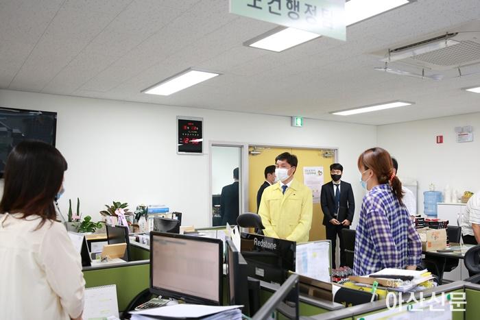 아산시의회 황재만 의장이 아산시보건소를 방문 코로나19 방역위해 고군분투하는 관계공무원들을 격려하고 있다. (3).JPG