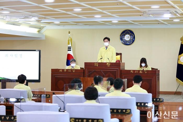 아산시의회 황재만 의장이 제224회 임시회 10일간의 일정을 모두 마무리 하고 있다.JPG