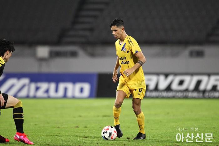 9.4. 연패 끊고 분위기 탄 충남아산, 안산 상대로 연승 도전_.jpg