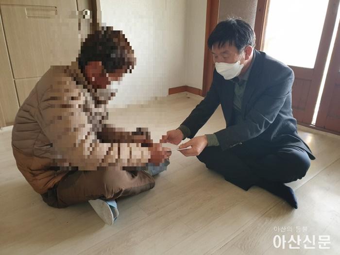 1-1. 온양5동 황인석 동장 대상자에게 상품권 전달.jpg