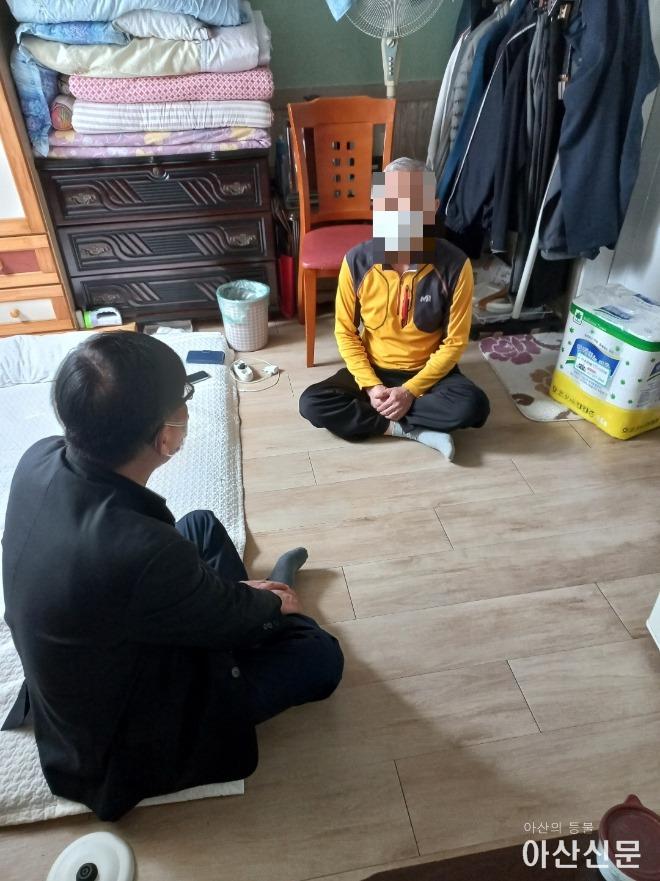 14. 온양5동, 4월 ‘찾아가는 보건복지 방문상담’ 독거노인 가정방문.jpg