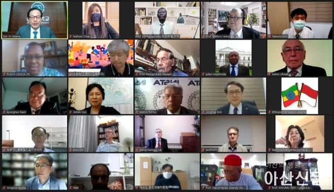 사진 1. 온라인으로 진행된 2021-1차 SMU Global Forum 참석자.jpg