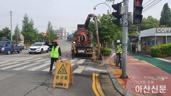 2. 아산시, 집중호우 대비 도로 우수받이 준설작업에 구슬땀 (1).jpg
