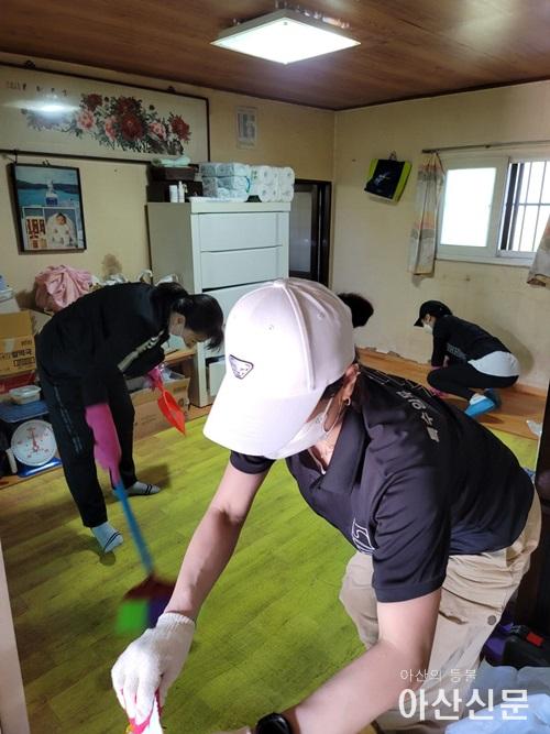 8. 대한민국 특수임무유공자회 아산지회에서 인주면 저소득층 독거노인 가정에 집수리 등 청소 봉사실시.jpg