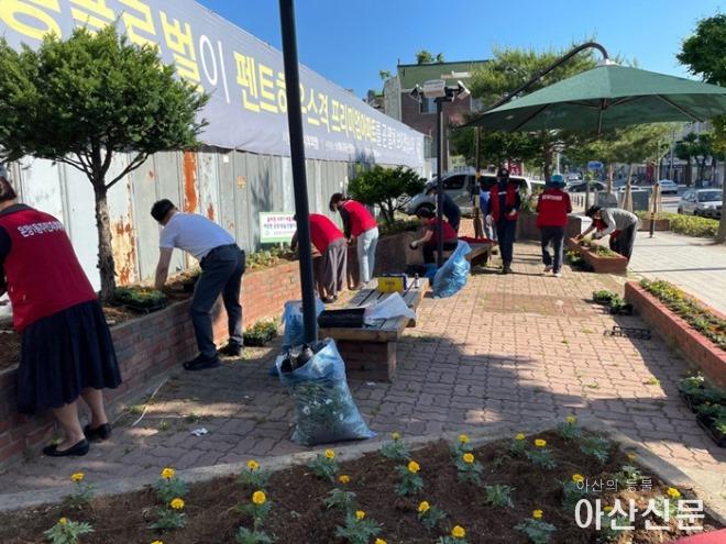 7. 온양1동 주민자치위원회 시민로쉼터에 여름꽃 식재.jpg