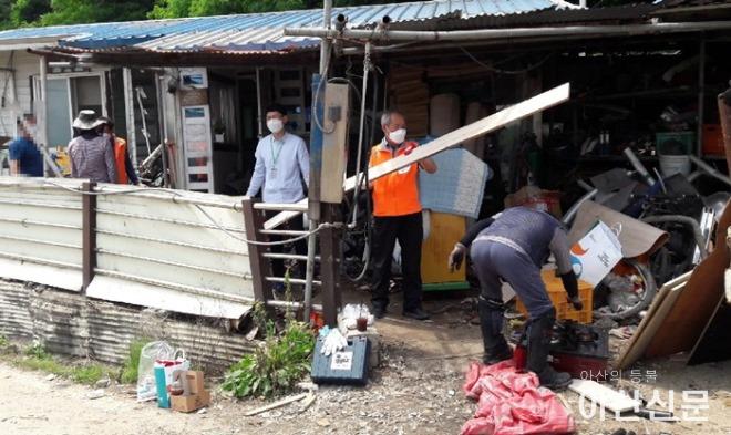 7. 음봉면 행복키움추진단, 다문화 및 장애가구 통합사례관리 대상자 주거환경개선 활동펼쳐.jpg