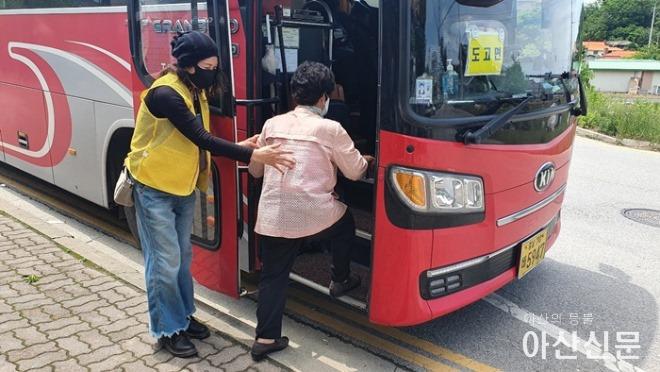 8. 도고면 행복키움추진단, 코로나19 예방접종 자원봉사 참여.JPG