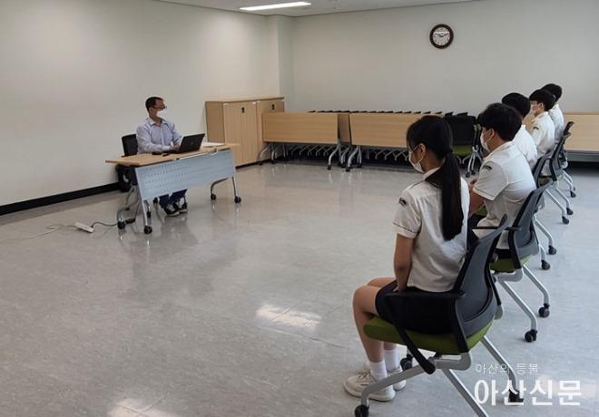 스테츠칩팩코리아 임직원이 학생들을 대상으로 현장실습 채용 면접을 진행하고 있다..jpg