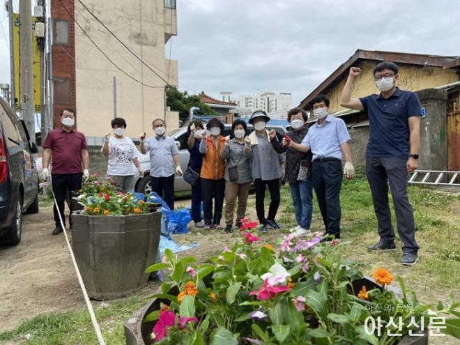 6. 온양2동 주민자치위원회, 쓰레기 불법투기 장소에 여름꽃 심기 실시.jpg