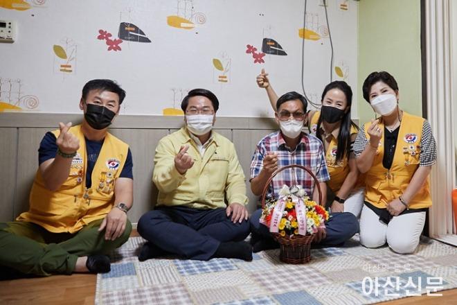 3-2. 오세현 시장, 적십자 배방봉사회 취약계층 맞춤형 방문봉사 동행.jpg