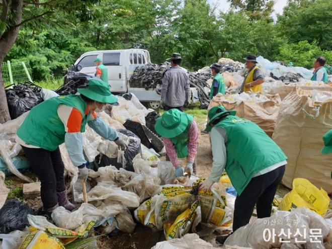 18. 영인면 새마을지도자협의회, 영농폐기물 집중 수거의 날 운영.jpg