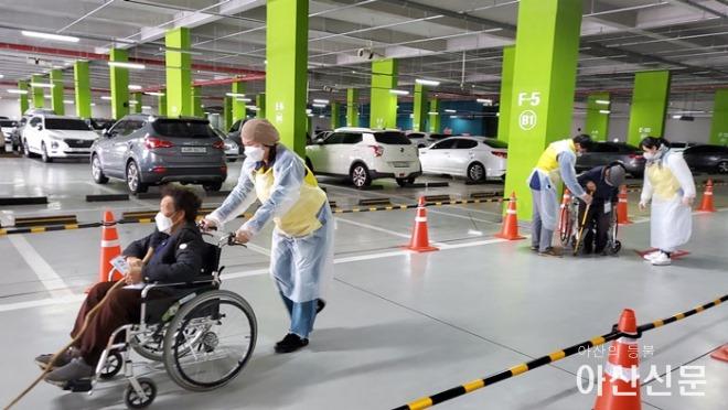 3-1. 아산시 자원봉사자 “감사하고 또 감사합니다”.jpg