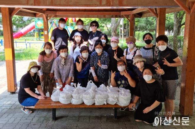 11. 온양5동 여성자원봉사단, 삼계탕 및 물품나눔 행사.jpg