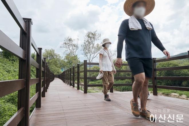 2-1. 자연과 어우러진 송악저수지, 명품트레킹 코스로 부상 (2).jpg