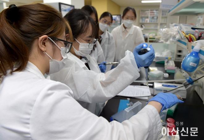 (사진1) 유전자조작 실험 참가 사진.jpg