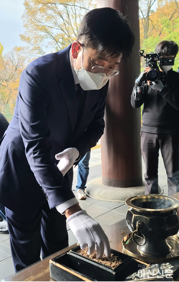 전만권 첫 공식일정 ‘아산 현충사’ 참배.png