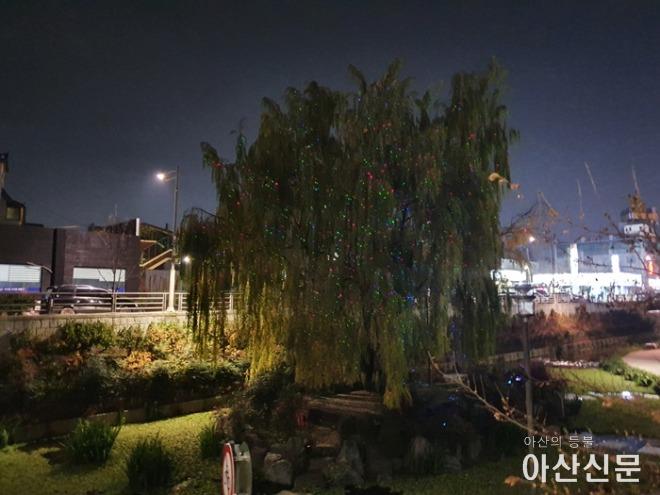 4. ‘온천천에 반딧불이 반짝반짝’ 아산시, 온천천 산책로 조명 새 단장.jpg