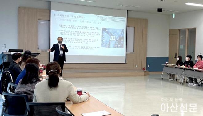 (사진1) 김재필 교학부총장 기조강연.jpg