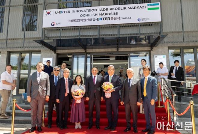 1. 박진 외교부장관과 주요 참석자 기념촬영.jpg