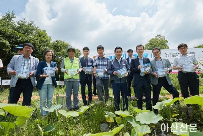 1. 아산시, 송악면 반딧불이 서식지에 멸종위기종 물장군 70개체 방사 (1).jpg