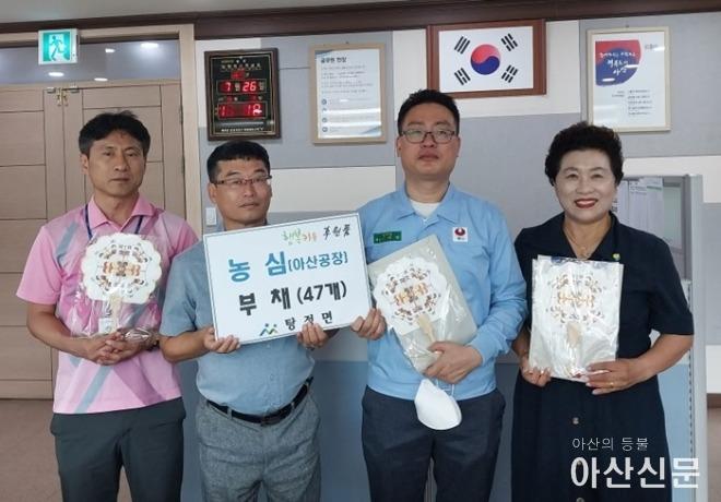 2. 농심 아산공장, 탕정면 어르신을 위한 부채 기부.jpg