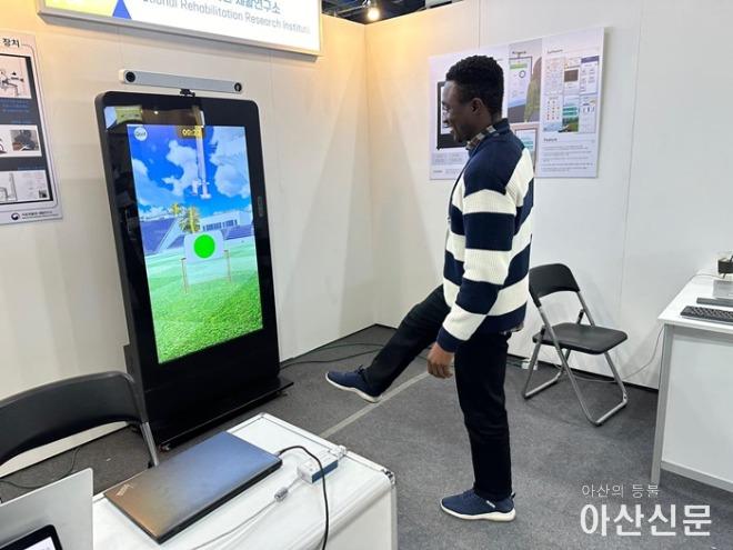 사진 2. 선문대 물리치료학과에서 개발한 기기에서 증강 현실을 통해 재활 치료를 하고 있다.jpg