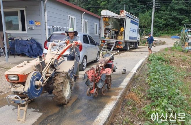 5. 아산시 농업기계 안전전문관 부여군 침수 피해지역 현장 지원 (2).jpg