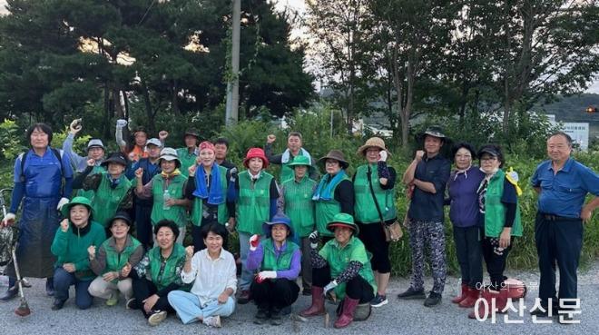 1. 아산시 염치읍 새마을협의회, 꽃동산 정비 제초작업 실시.jpg