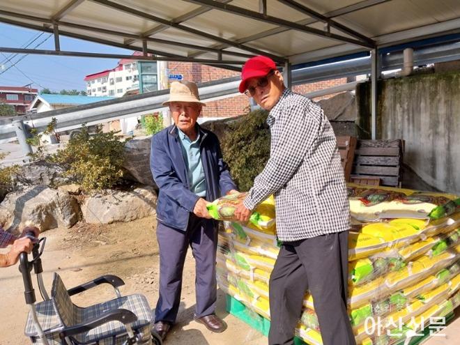 1. 우남전력, 온양4동 배미동 경로당에 쌀 70포 후원.jpg