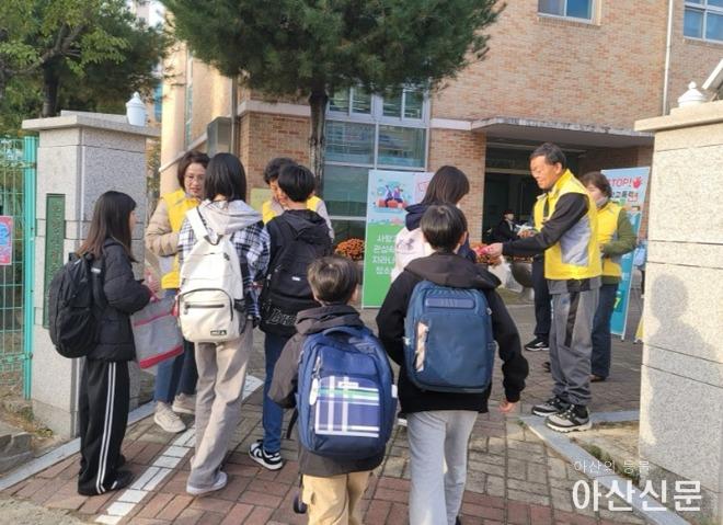 1. 온양4동 청소년 지도협의회, 학교폭력 예방 캠페인 실시.JPG