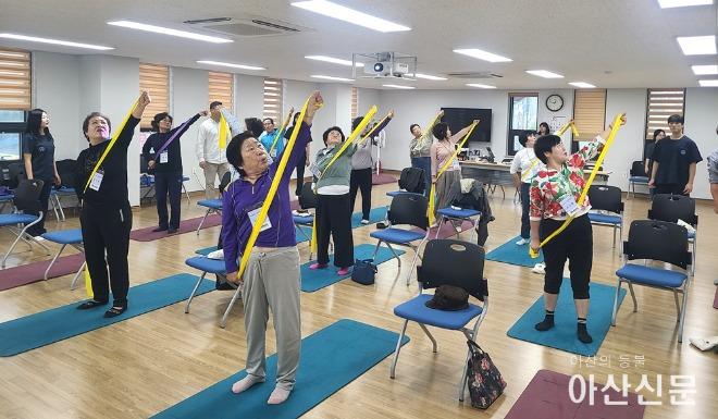 사진2. 참가자들이 세라밴드를 활용한 호흡근 강화 훈련을 하고 있다.jpg