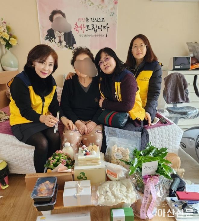 10. 온양6동 행복키움추진단, ‘독거어르신 생신잔치’ 추진(1).jpg