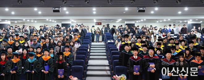 석·박사 학위수여식에서 졸업생들이 교가를 제창하고 있다..jpg