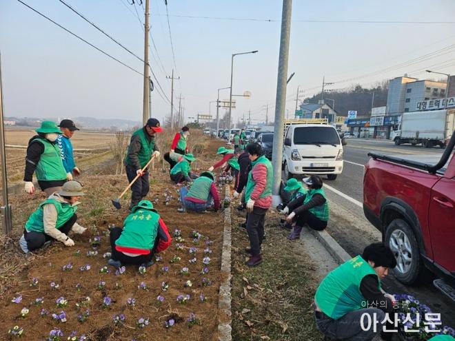 1. 둔포면 새마을지도자협의회, 관대리에 봄꽃 향기 가득 식재 작업 실시(2).jpg