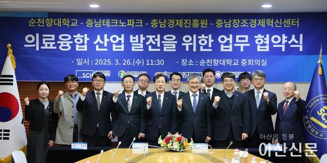 협약식이 끝나고 참가자들이 단체 기념촬영을 하고 있다..jpg