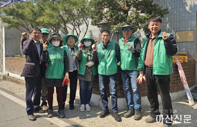 2. 온양2동 새마을남녀지도자협의회, 화사한 봄맞이 비올라 식재(2).jpg