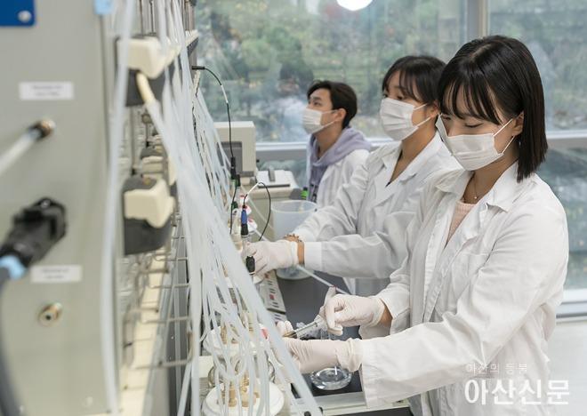 이공계 대학원생들이 실험실습에 몰두하고 있다.-2.jpg