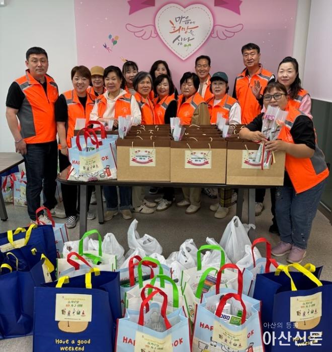 5. 온양5동 행복키움추진단, 어버이날 기념 물품 나눔 사업 추진.jpg