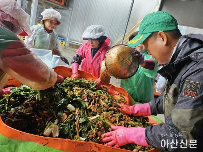 5. 아산시 배방읍 새마을 봉사회, ‘사랑의 여름 김치 나눔’ 개최(2).jpg