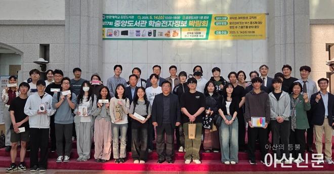 사진 2. 박람회 참여자 단체사진 촬영.jpg