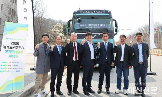 사진 3. 볼보트럭코리아 전기트레일러를 선문대에서 주행 시연을 했다.jpg