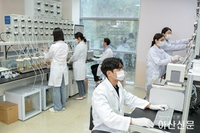 순천향대 연구실에서 실험실습을 진행하는 모습-Final.jpg